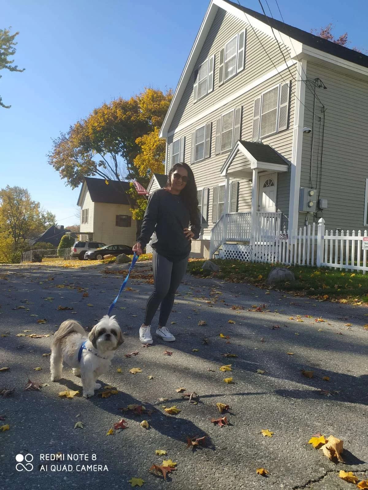 Toty passeando com sua tutora nos Estados Unidos